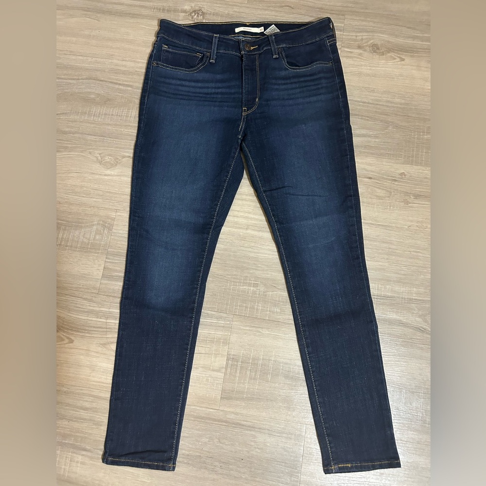 *EUC* Levi's 711 Skinny Women’s Jeans in color Dark Wash